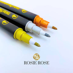 Entdecken Sie die Vielseitigkeit unserer essbaren Stifte von ROSIE ROSE! Diese hochwertigen Stifte ermöglichen filigrane Verzierungen, feine Schriftzüge und kunstvolle Designs auf Ihren Kuchen und Torten. Dank ihrer langen Haltbarkeit von 2 Jahren und der einfachen Lagerung sind sie die perfekte Wahl für alle Backbegeisterten, die Wert auf Qualität legen.