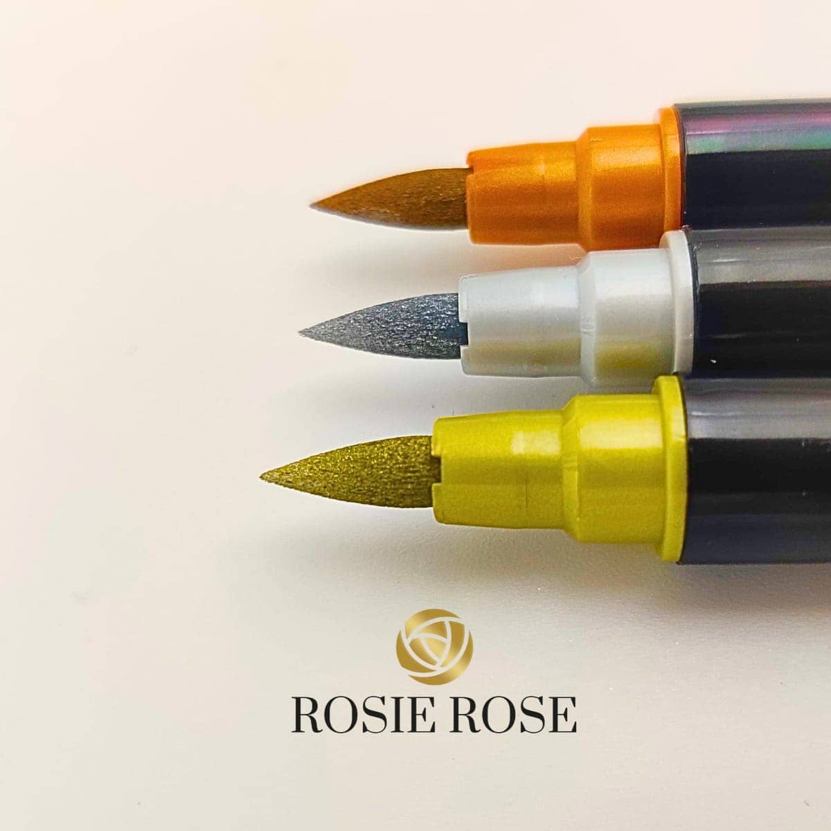 Bringen Sie Glanz in Ihre Backkreationen mit den essbaren Stiften von ROSIE ROSE! Unsere Stifte überzeugen nicht nur durch ihre lebensmittelechten Farben, sondern auch durch ihren edlen Glanz, der Ihren Kuchen und Torten eine besondere Note verleiht. Egal ob für besondere Anlässe oder den täglichen Genuss - mit unseren Stiften setzen Sie Ihre Gebäcke gekonnt in Szene.