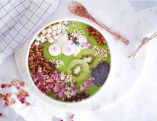 Grüne Power Bowl mit Kiwi und Damaszener Rosenblättern