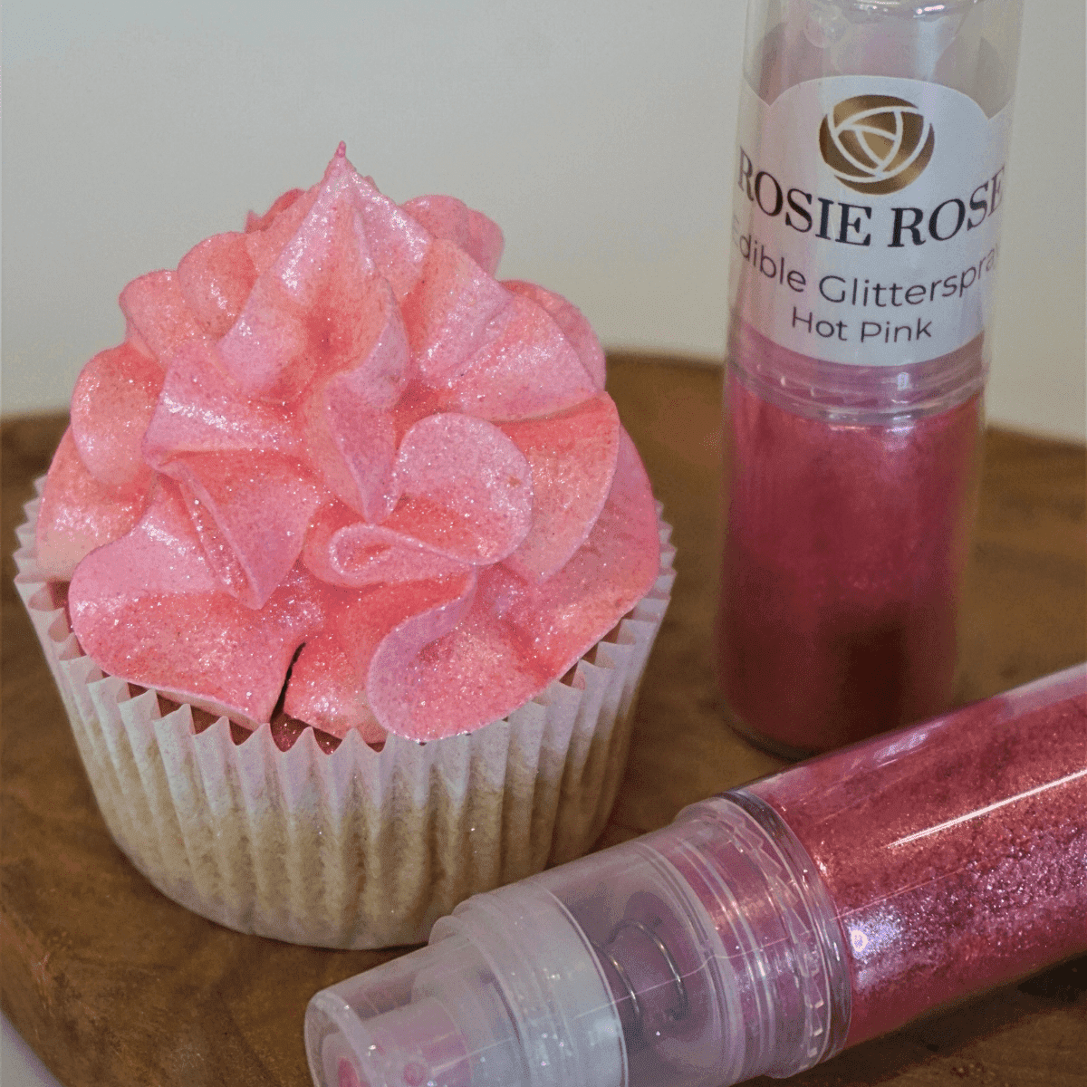 Veredeln Sie Ihre Backkunst mit unserem essbaren Glitterspray in Hot Pink ohne E171 in der Farbe Pink. Die pinke Farbe verleiht Ihren Desserts eine verspielte Ausstrahlung. Entdecken Sie bei ROSIE ROSE eine erlesene Auswahl an essbaren Blüten und Toppings, um Ihre Torten und Kuchen stilvoll zu dekorieren